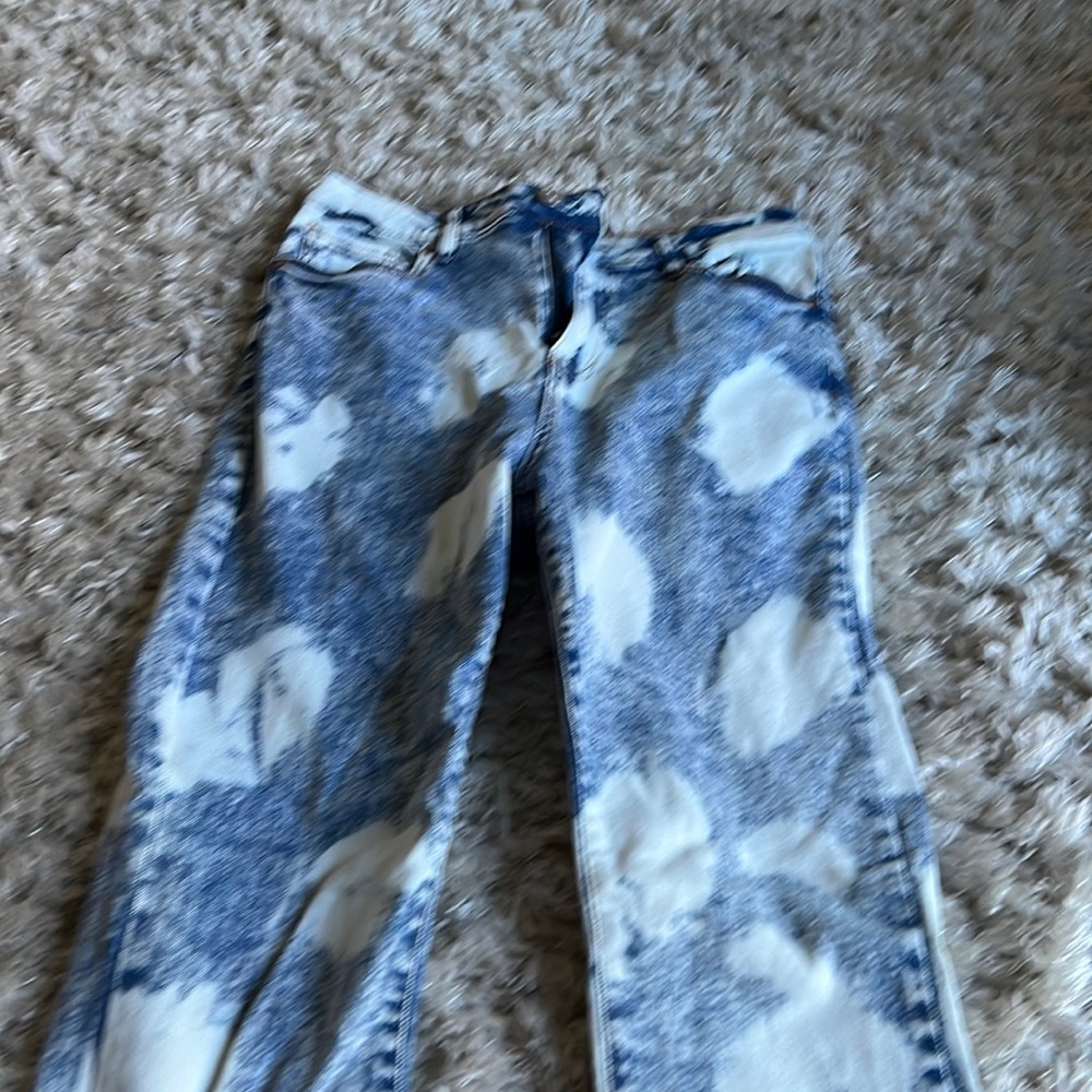 these are blue and white skinny jeans i would say there a small/medium